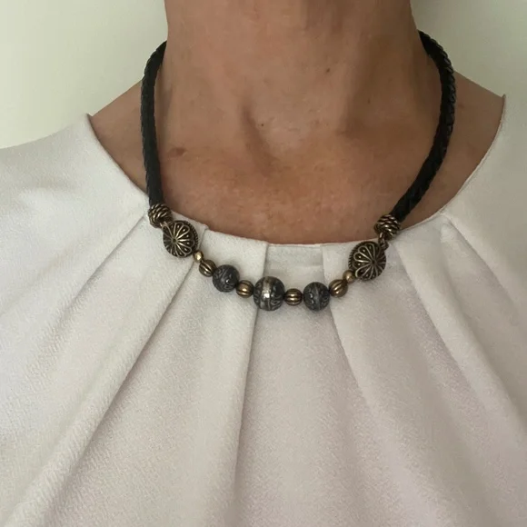 Leather and beaded necklace 20” long- magnetic clasp - Picture 2 of 6